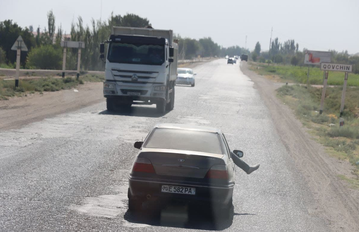 В Кашкадарье пассажир на ходу высунул тело из окна автомобиля