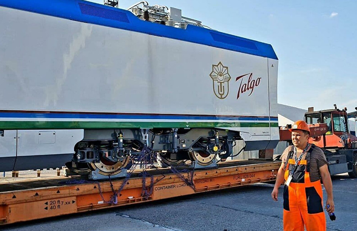 В Узбекистан отправили новые локомотивы и вагоны для поездов «Афросиаб»