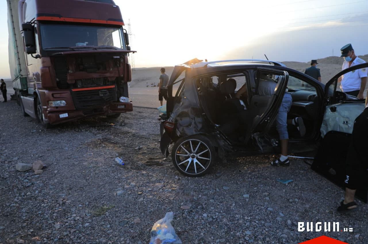 В Наманганской области Spark «влетел» в несколько автомобилей и учинил массовое ДТП — фото