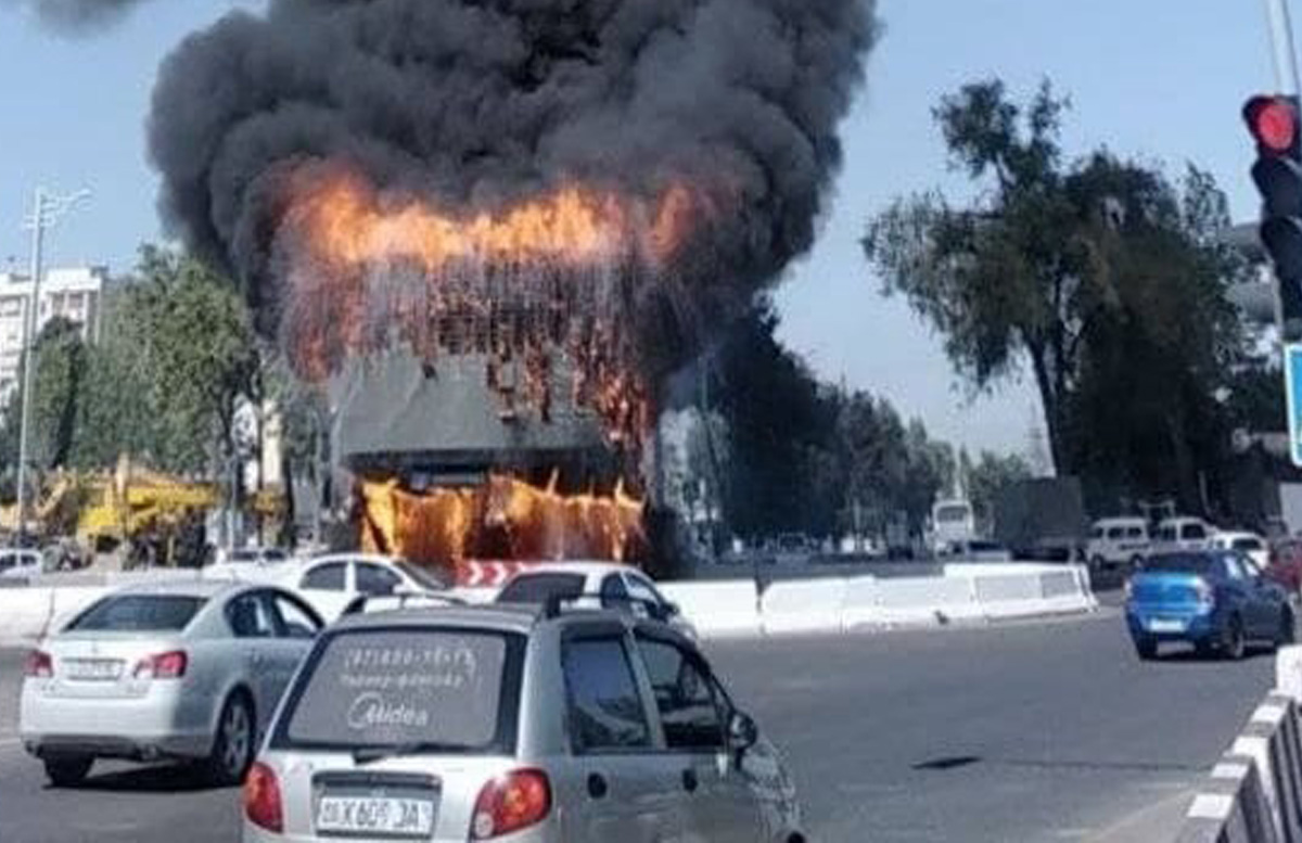 В Ташкенте вспыхнул рекламный монитор