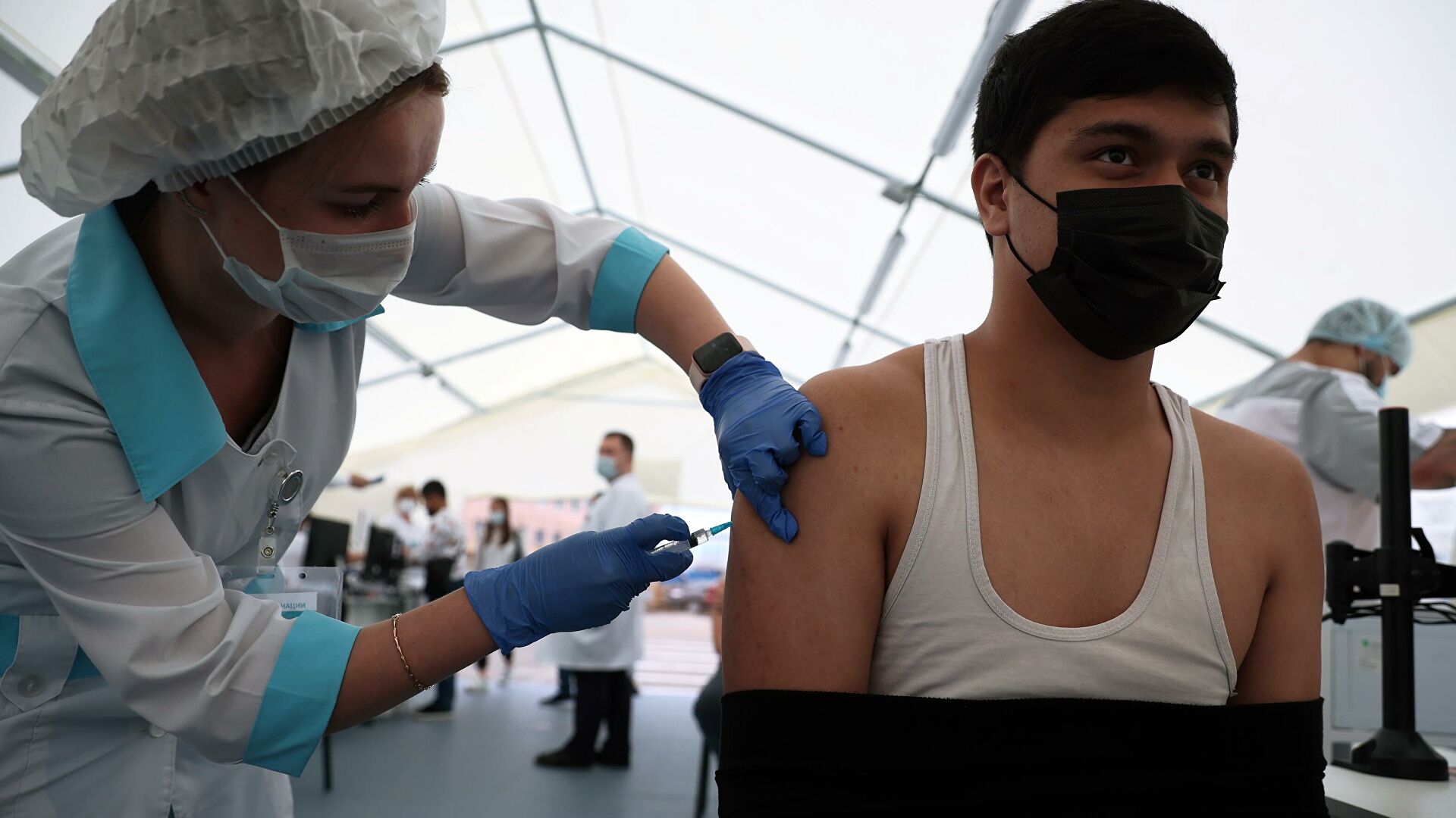 Нурмат Отабеков рассказал, сколько человек намечено вакцинировать от COVID-19