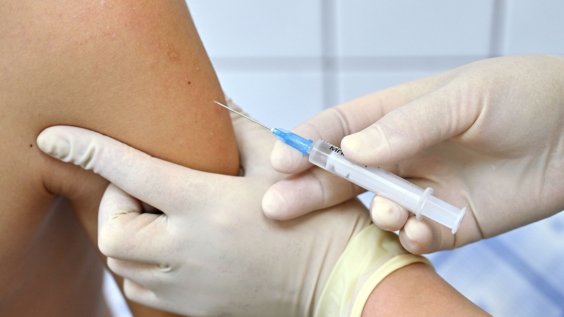 Человек, получивший вакцину, легко переносит коронавирус, — эксперт