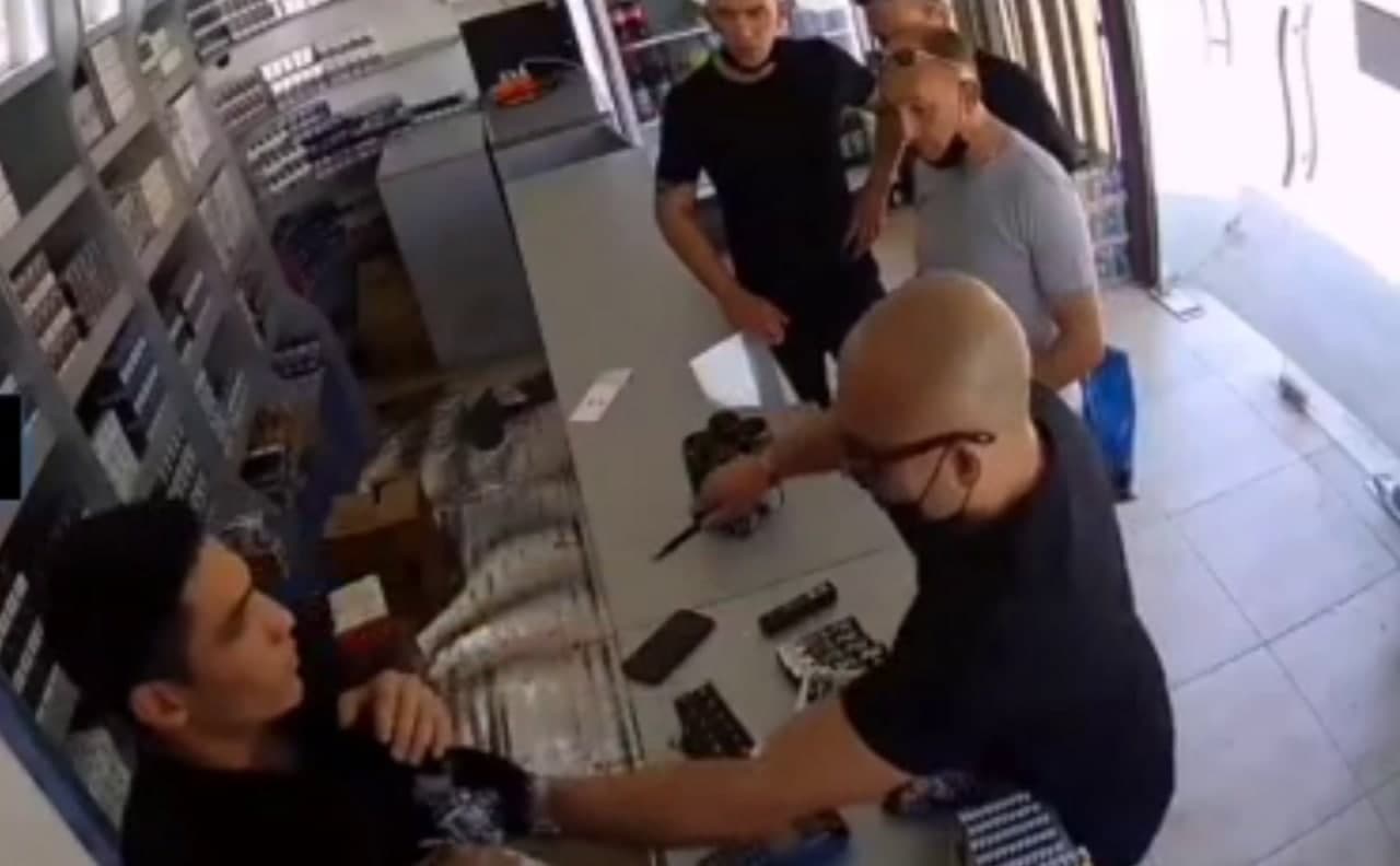 В Ташкенте четверо мужчин забрали все деньги из кассы магазина, угрожая ножом продавцу — видео