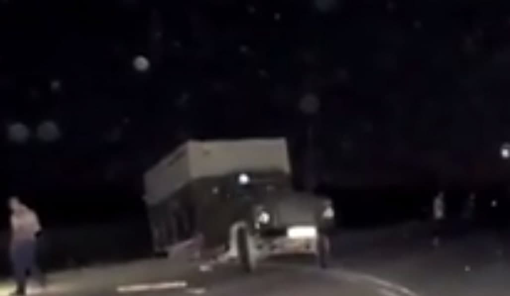 В Кашкадарье Nexia на высокой скорости «влетела» в грузовик — видео