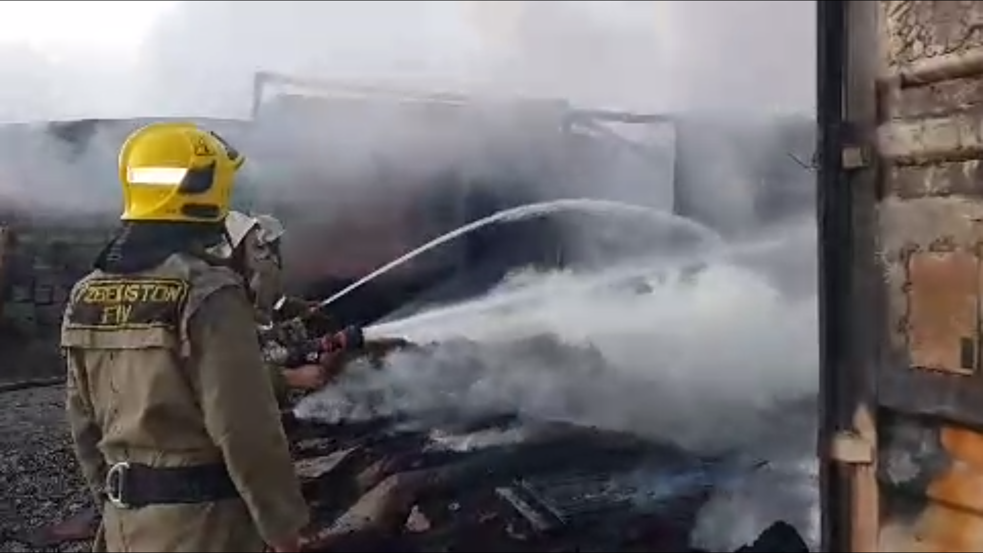 В Фергане сгорел цех по производству резиновой плитки — видео