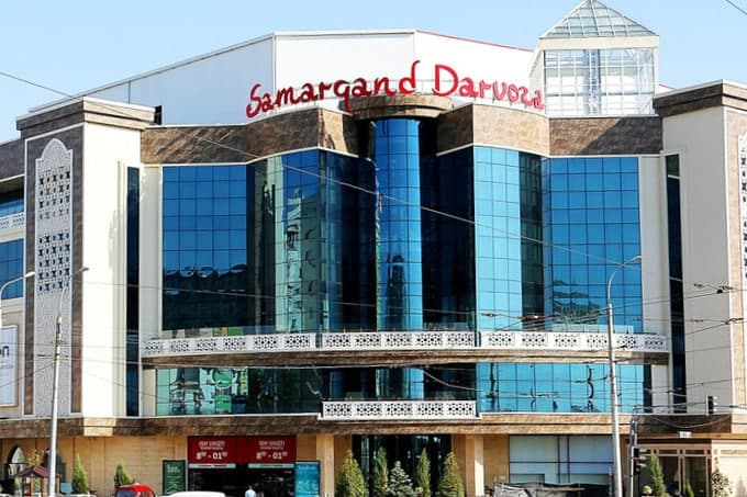 В ТРЦ Samarqand Darvoza несколько парней поругались с сотрудником ОВД