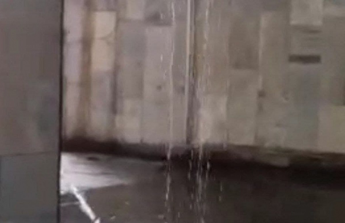 В «Ташкентском метрополитене» прокомментировали «водопад» в подземном переходе