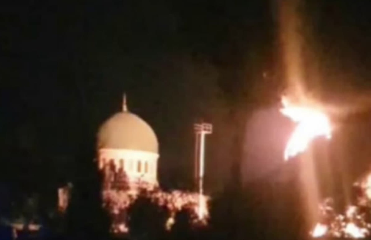 В Ташкенте около мечети вспыхнула электрическая подстанция
