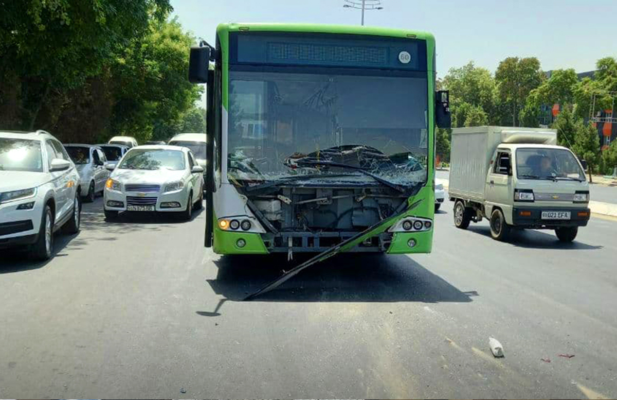 В Ташкенте пассажирский автобус столкнулся с двумя легковушками