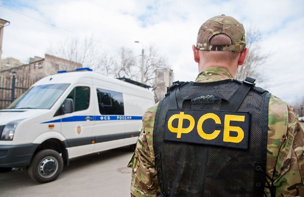 В Российском аэропорту задержали двух узбекистанцев за экстремистскую одежду