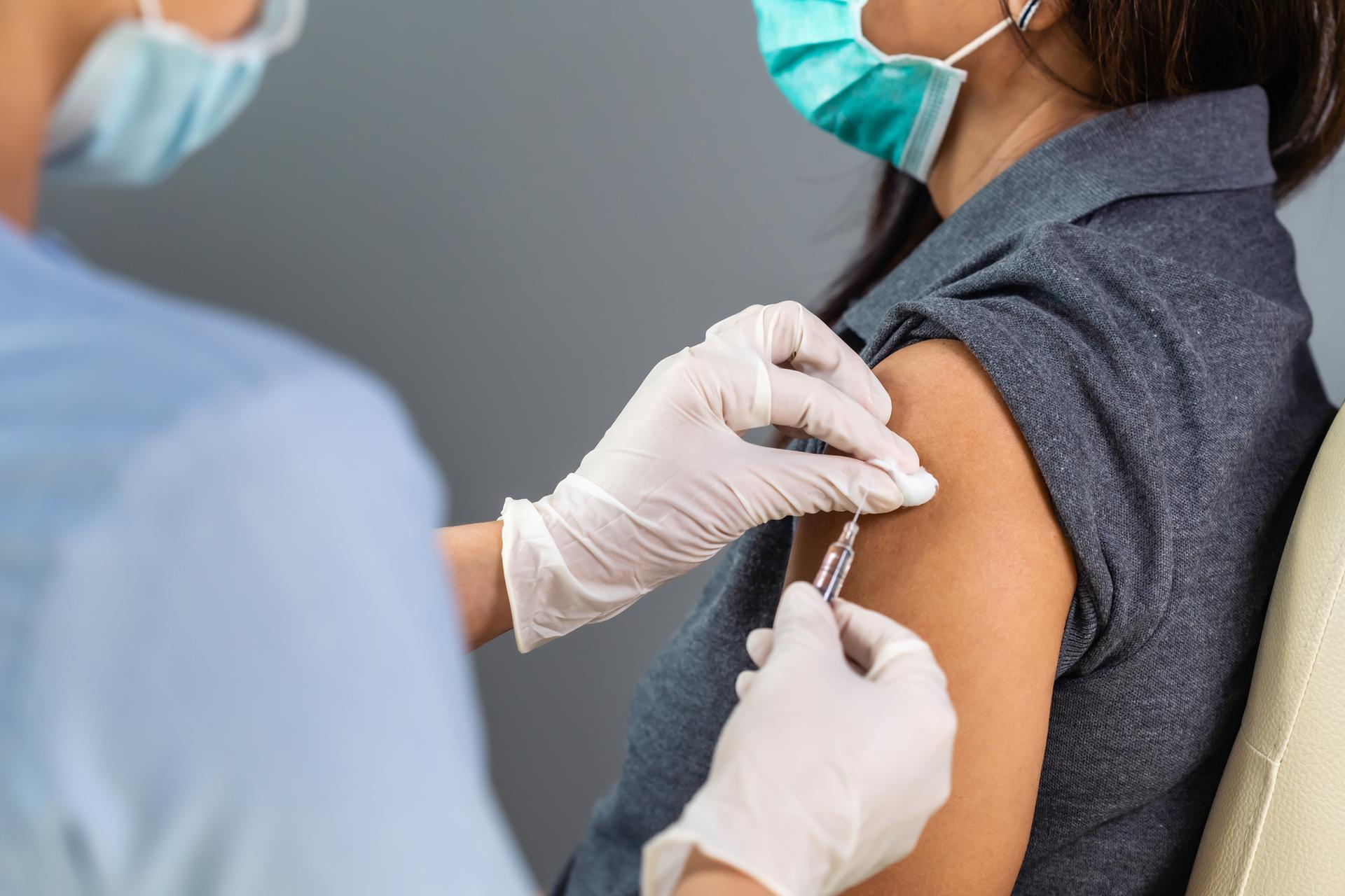 Правительство решило вакцинировать 70% населения до ноября 2021 года