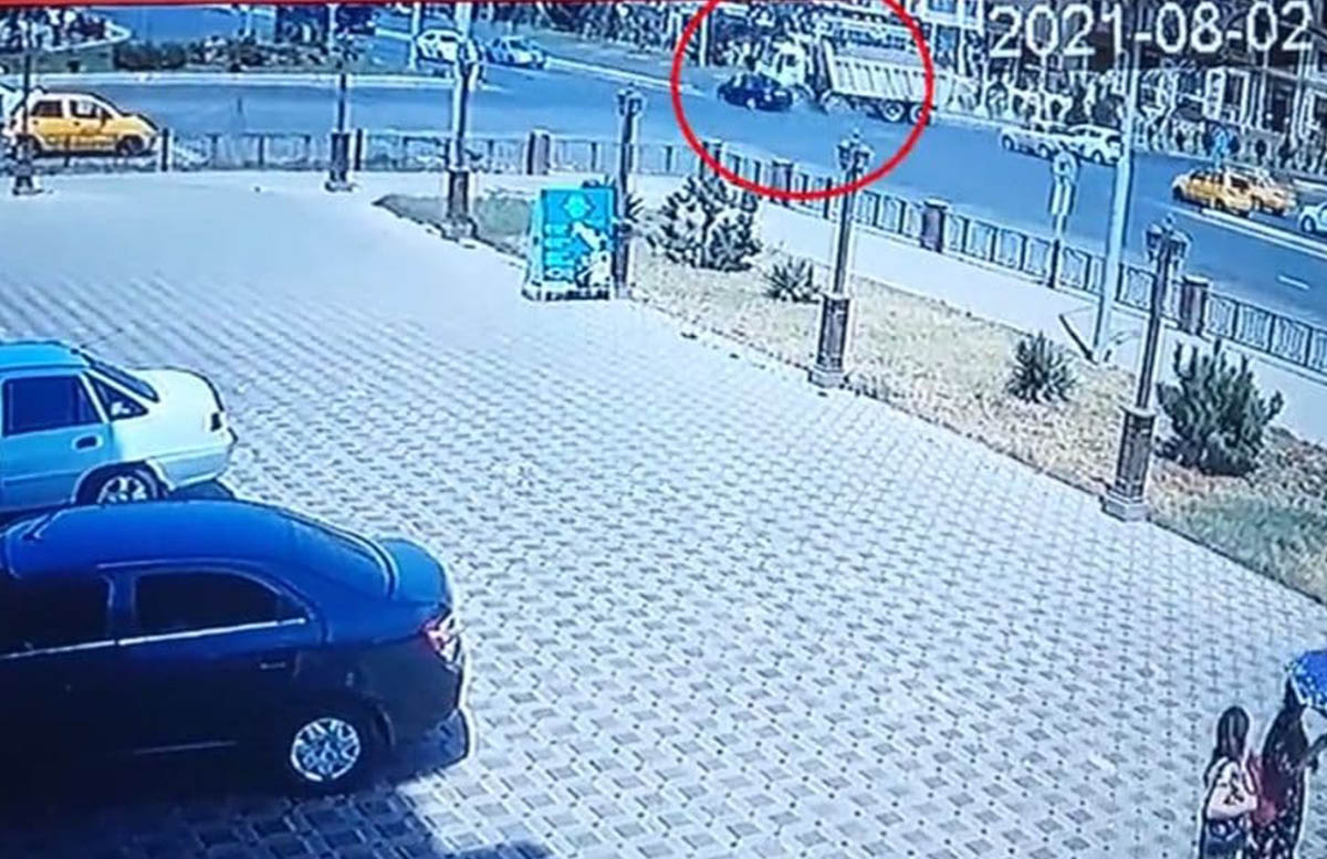 В Кашкадарье грузовик врезался в легковушку и «протащил» по дороге — видео