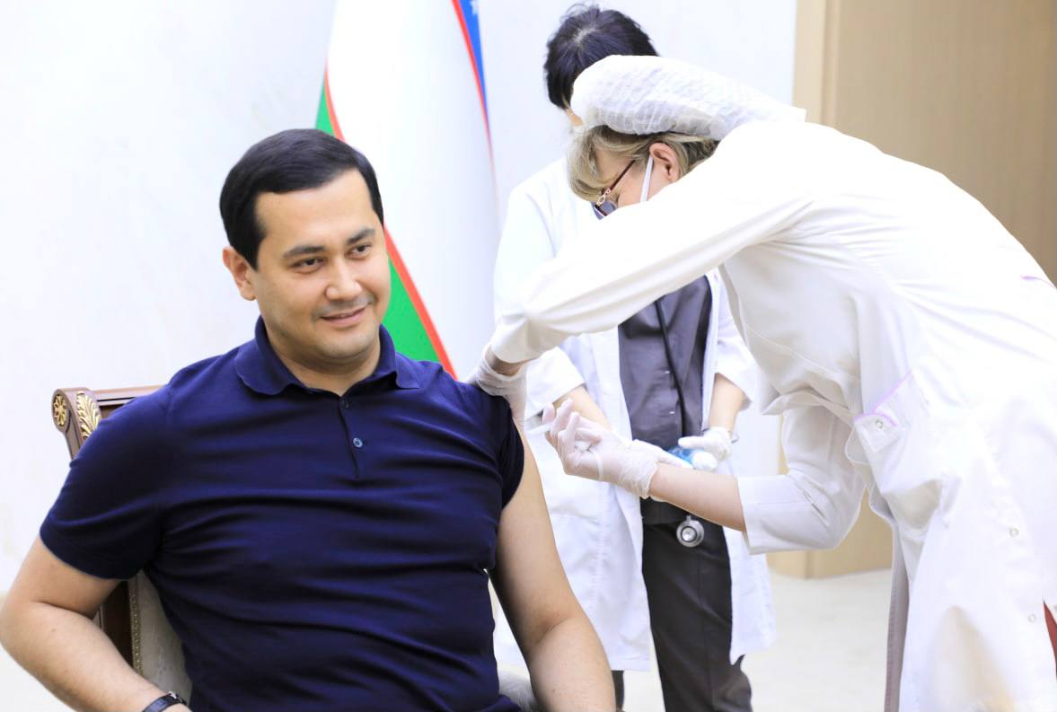 Министр инвестиций и внешней торговли Сардор Умурзаков вакцинировался от коронавируса