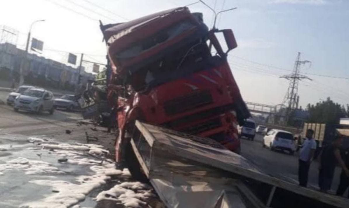 В Ташкенте грузовик въехал в автокран и пробил бетонное ограждение — видео