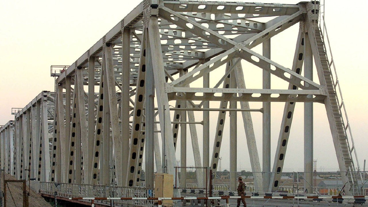 Мост на афганско-узбекской границе полностью освободили от брошенных автомобилей