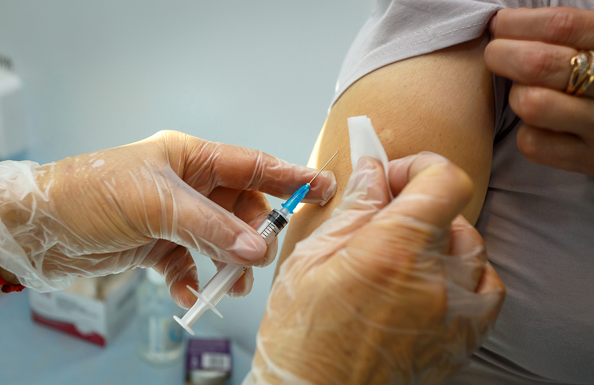 В Узбекистане на вакцинацию от коронавируса установили временные и постоянные противопоказания