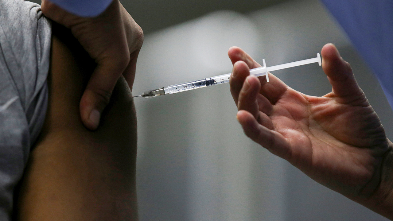 Прививки много не бывает: колумбиец семь раз вакцинировался от коронавируса