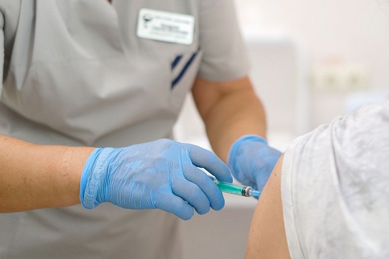Более 200 тысяч человек вакцинировались за последние сутки — статистика