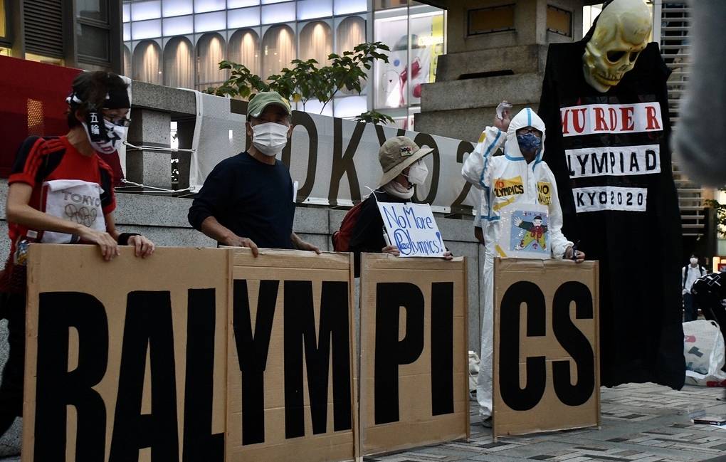 В Токио на фоне закрытия Паралимпиады прошла акция протеста против олимпийского движения