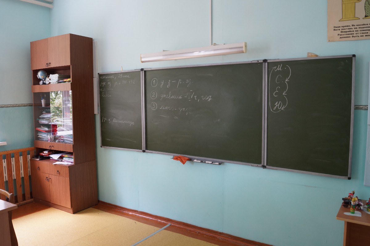 В Кашкадарье из-за отсутствия парт дети занимались уроками на полу — видео