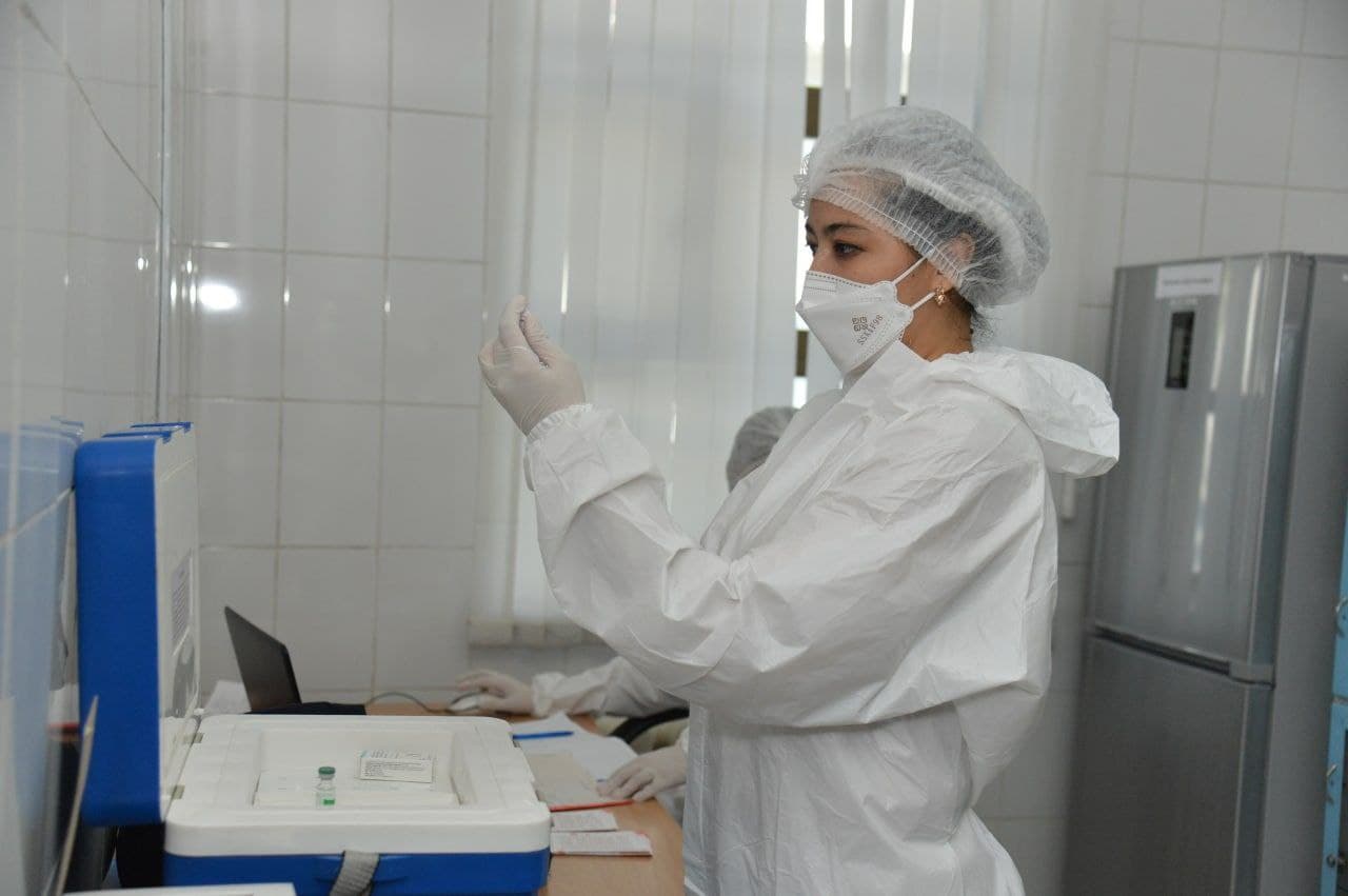 Стало известно, какой регион Узбекистана лидирует по количеству вакцинированных