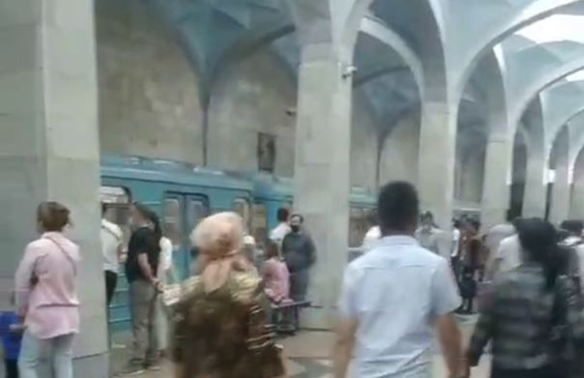В столичном метро произошла экстренная остановка поезда — видео