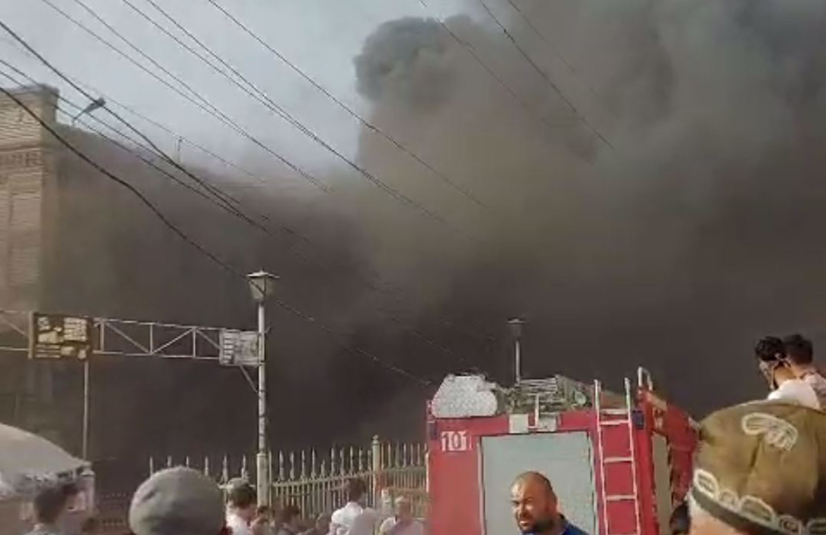 В одном из торговых комплексов Андижанской области произошел крупный пожар — видео