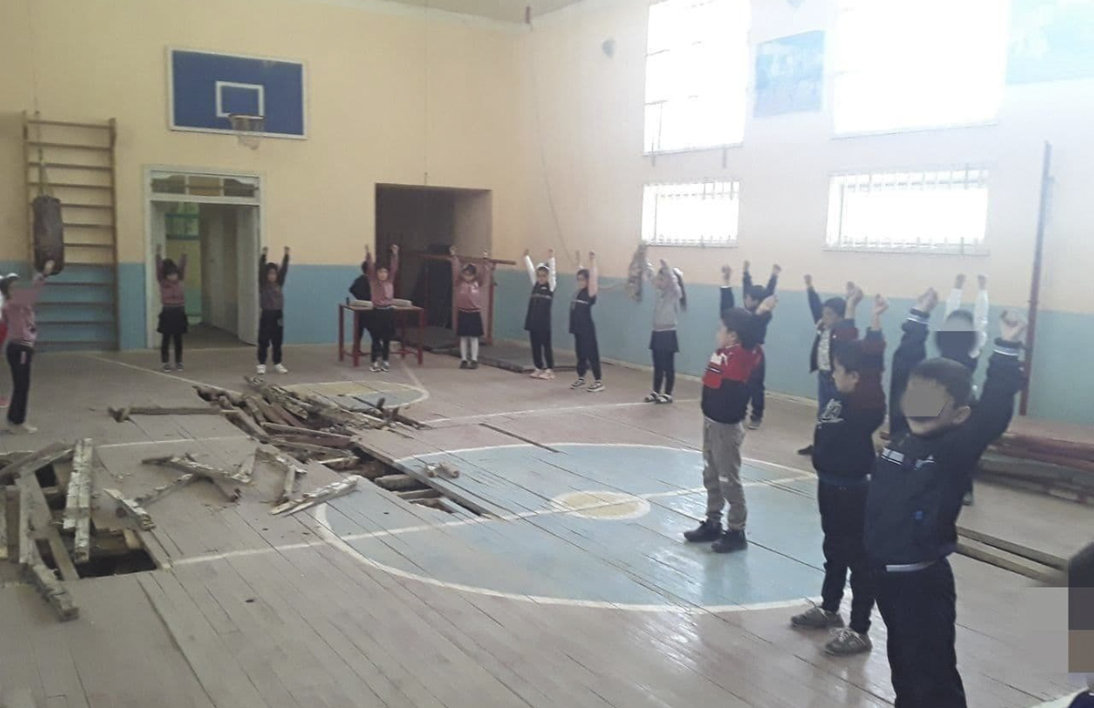 В одной из школ Кашкадарьи дети занимались в спортзале с прогнившим полом