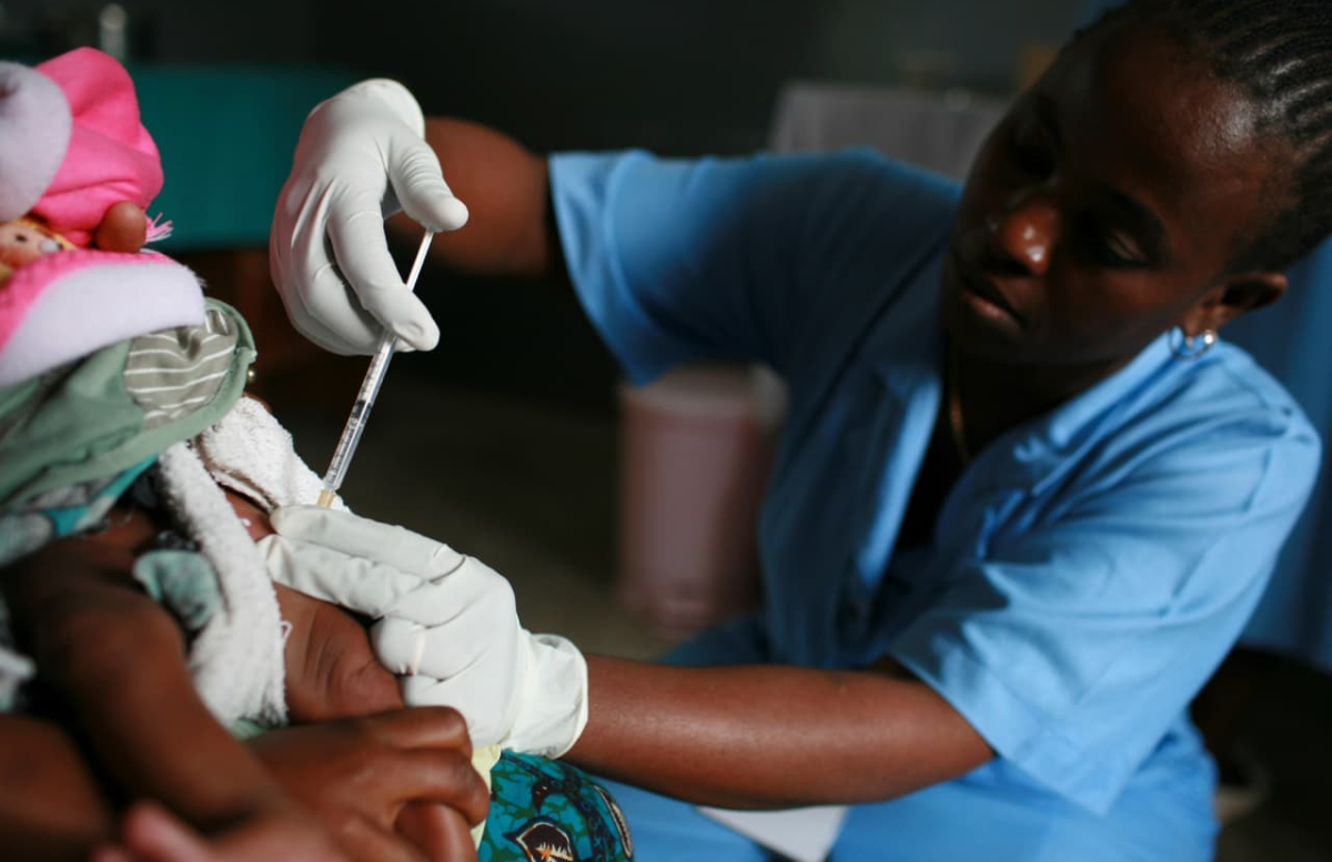 ВОЗ одобрила применения первой в мире вакцины против малярии