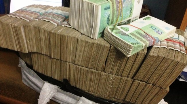 Центробанк попросил узбекистнацев отказаться от наличной валюты