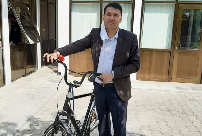 Ташкентский депутат начал ездить на работу на велосипеде из-за запрета авто во время карантина