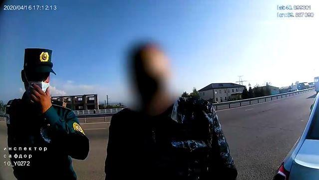 В Узбекистане мужчина переоделся в военную форму и представился подполковником ради пересечения поста — видео