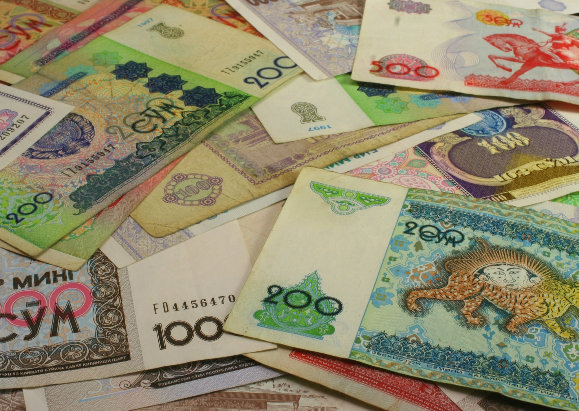 Банкноты в 200 и 500 сумов решили вывести из обращения — сроки