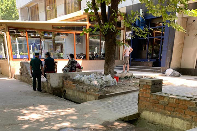 В центре Ташкента сносят летние террасы популярных кафе и вырубают деревья для новых велодорожек