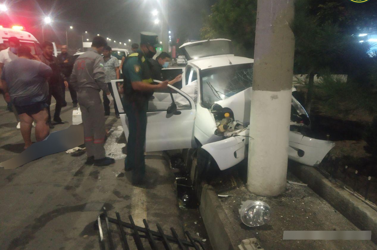 В Ташкенте водитель уснул за рулем и разбился об столб