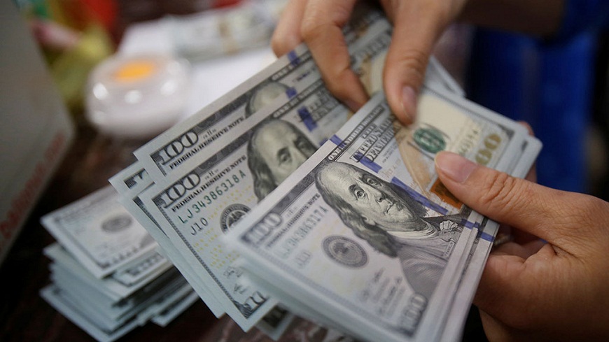 Узбекистанцы запасаются долларами
