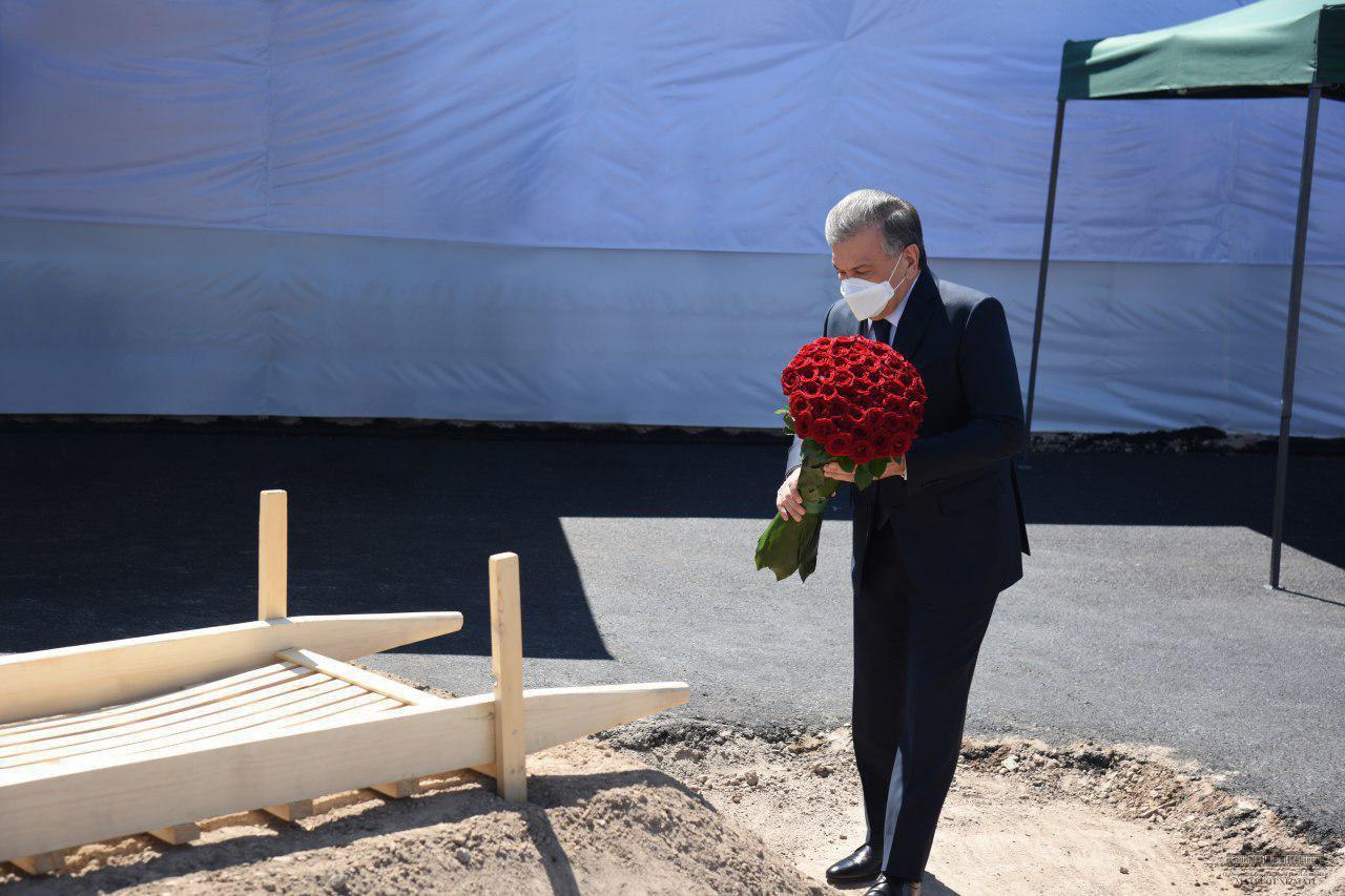«Я очень доверял ему, и душа была спокойна за Каракалпакстан», — президент посетил могилу Мусы Ерниязова