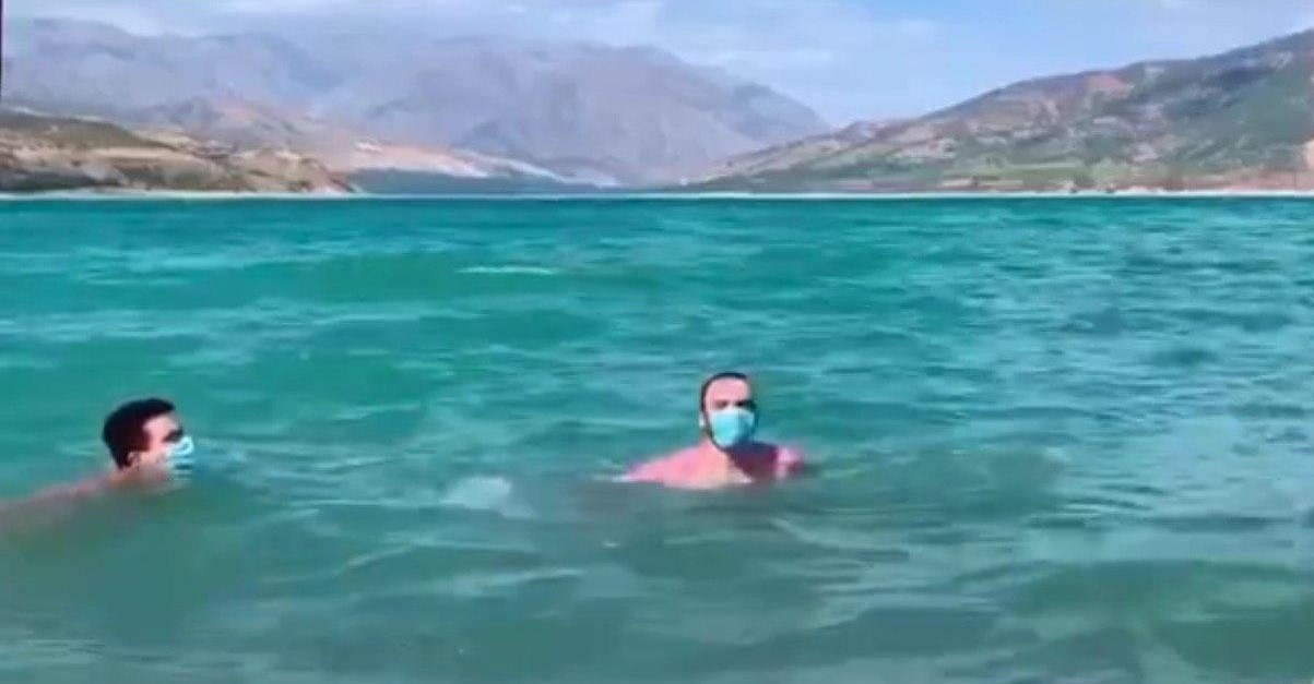 Узбекистанцы открыли плавательный сезон на Чарваке и уже подшутили над карантином – видео