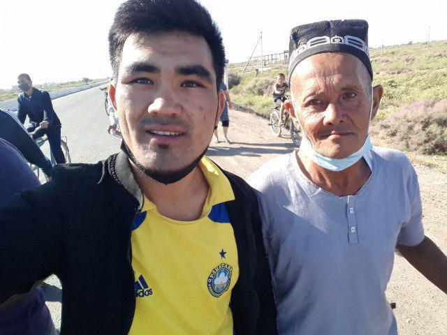 Пожилой узбекистанец решил дойти до Мекки пешком и уже добрался до Каракалпакстана – видео