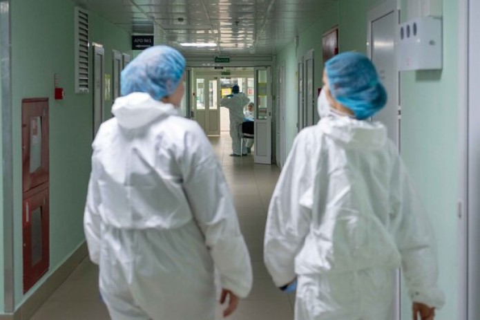 Узбекистанец заявил об убегающих врачах и не умеющих использовать кислород санитарках