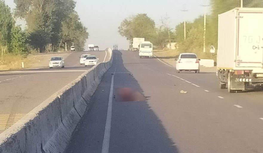 В Узбекистане 22-летний водитель насмерть сбил переходящего дорогу мужчину