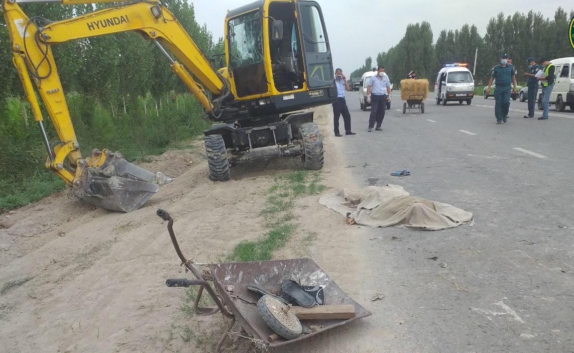 Водитель экскаватора насмерть сбил пенсионера в Узбекистане