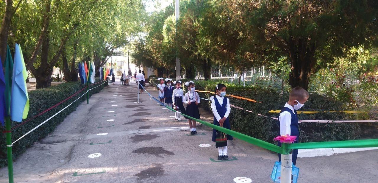 В Ташкенте за день закрыли две школы после обнаружения у учителей COVID-19