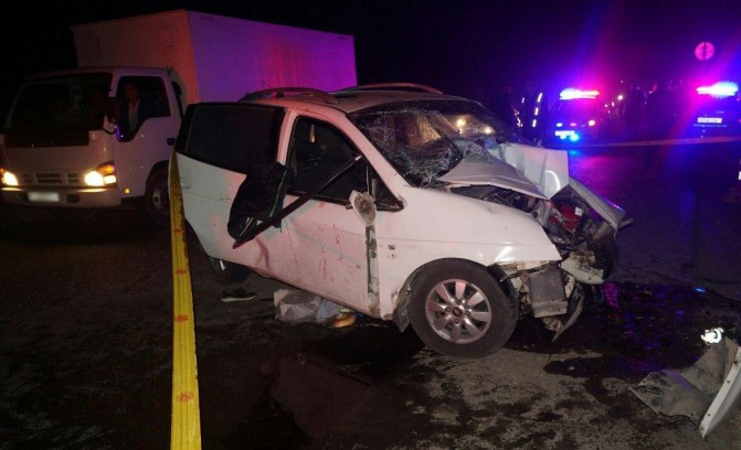 В Узбекистане водитель потерял управление и въехал в бетонное ограждение: трое скончались