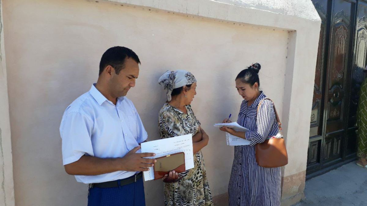 В Узбекистане учителей заставили ходить по домам и составлять списки пригодных для сбора хлопка