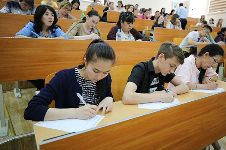 В Узбекистане решили возобновить традиционную форму обучения в вузах