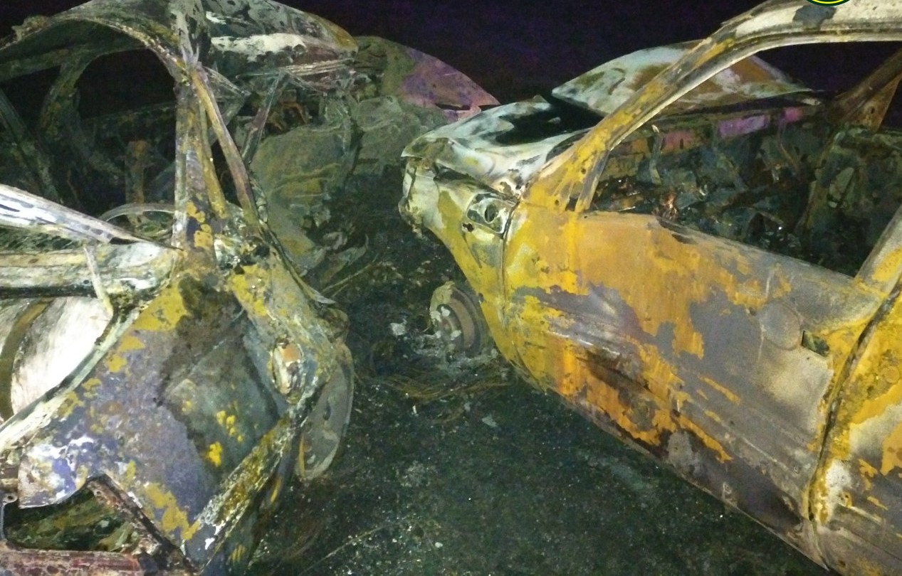 В Узбекистане полностью сгорели два автомобиля вследствие ДТП