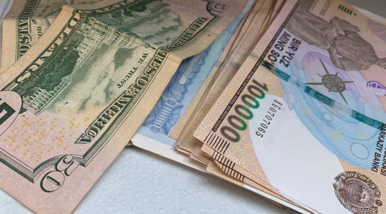 Установлен новый курс валют: доллар снова подскочил — таблица