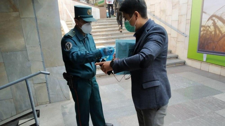 Узбекистанцам порекомендовали идти в одноразовых перчатках до дома