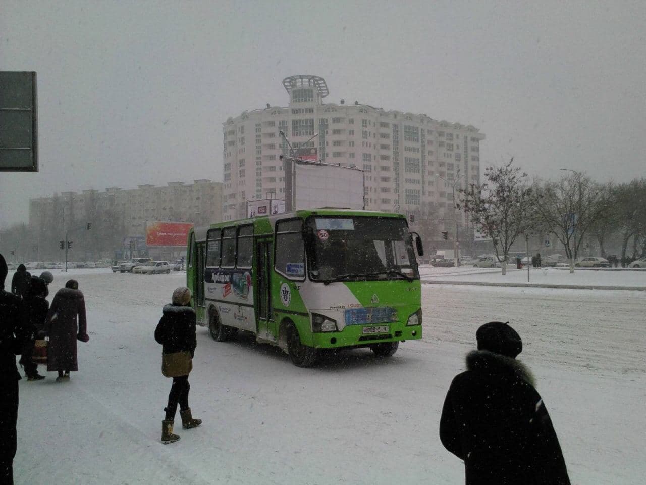 В Ташкенте пассажирский автобус влетел в столб: пятеро пострадавших